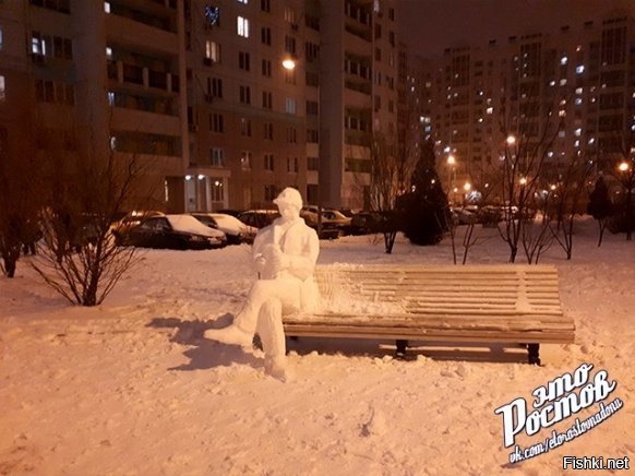 Не теряли времени: в Ростове появился снеговик с телефоном