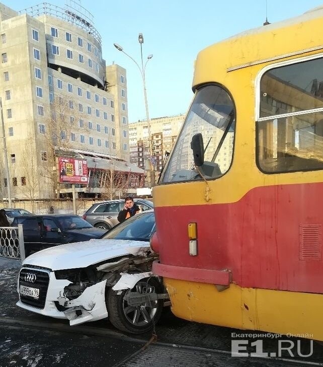 Авария дня. В Екатеринбурге водитель Ауди протаранил трамвай