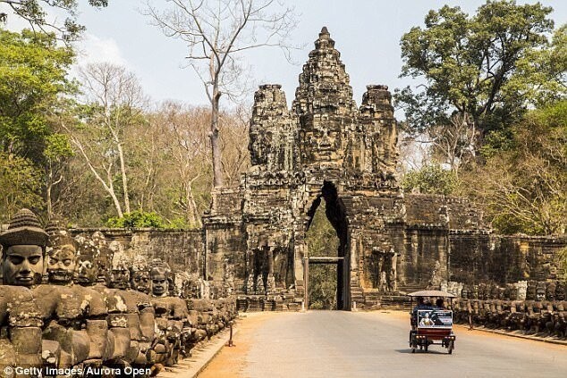 Инцидент произошел в популярном среди туристов городе Сиемреап, вблизи одного из индуистских храмов комлекса "Ангкор-Ват".