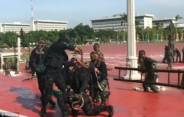 Индонезийские солдаты едят змей на показательном выступлении перед министром обороны США