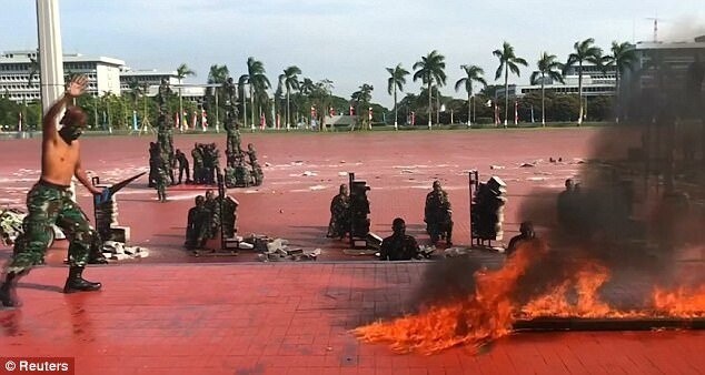 Под звуки барабанов индонезийские войска также продемонстрировали серию впечатляющих приемов из боевых искусств. Один из выступающих разбил головой несколько бетонных блоков, другой - прошелся по огню.