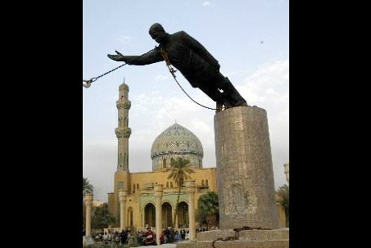 Толпа иракцев сбрасывает с постамента статую Саддама Хуссейна в Багдаде