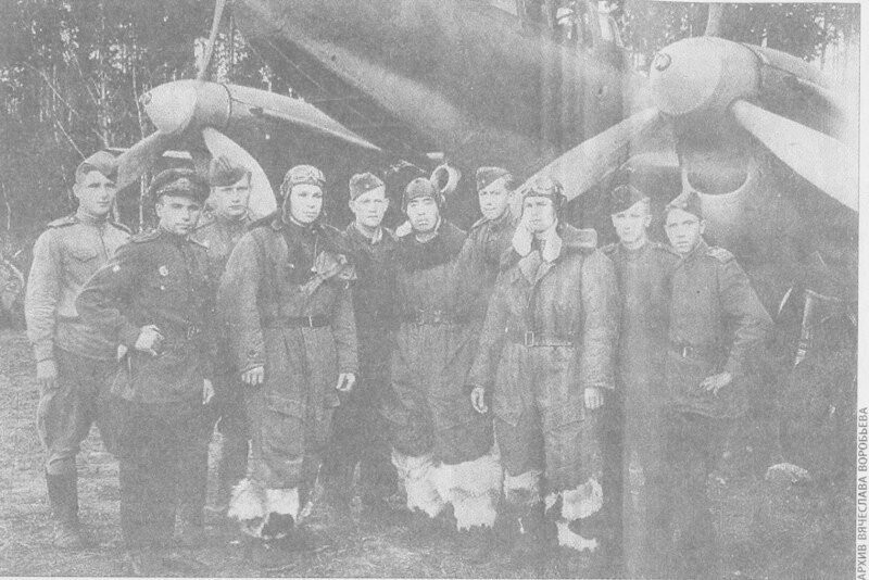 старший лейтенант Нурпеисов (на фото в центре)