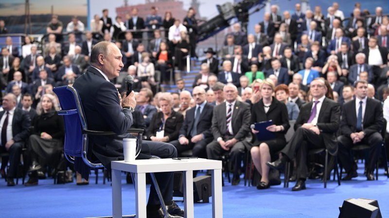 "Не украли, а дали посмотреть": Путин встретился с доверенными лицами