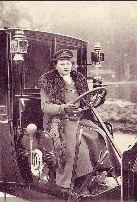 Мадам Декурсель, первая женщина-таксист в Париже, 1909 год
