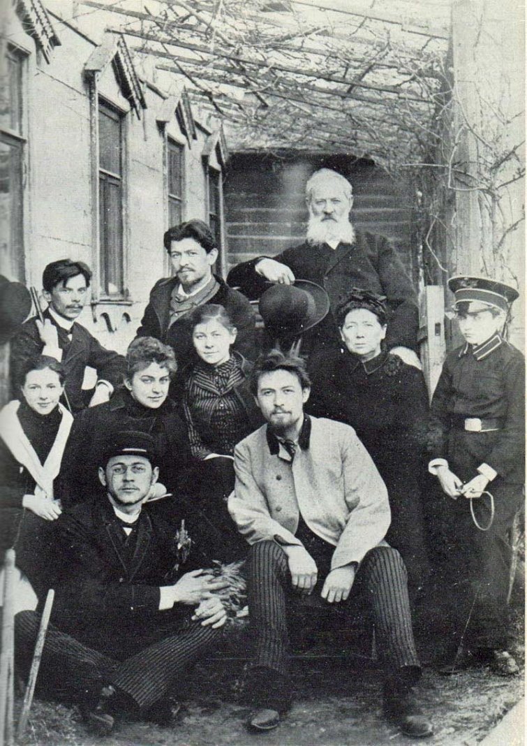 Антон Павлович Чехов (в центре) с семьей и друзьями перед отъездом на Сахалин, Москва, 1890 год. На крыльце дома Корнеева
