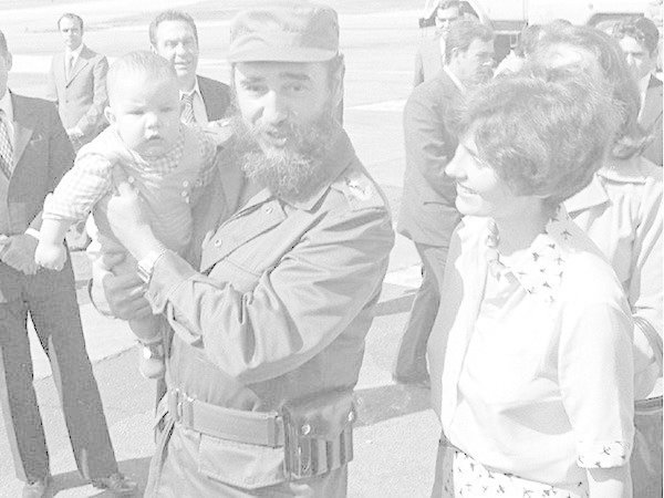 Фидель Кастро держит на руках нынешнего премьер-министра Канады Джастина Трюдо, 1972 год