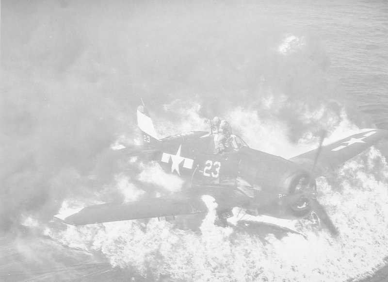 Пилот покидает горящий истребитель Грумман F6F-5 «Хеллкэт» №23 из эскадрильи VF-9, совершивший посадку на палубу авианосца «Лексингтон», 25 февраля 1945 года.