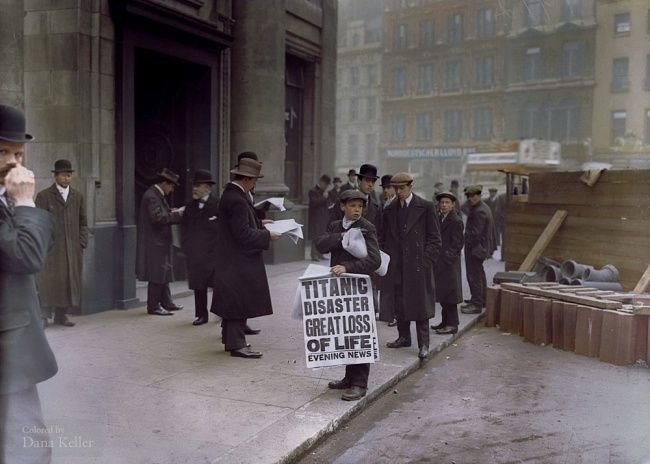 Мальчики продают вечерние газеты с новостью о гибели Титаника, 1912 год