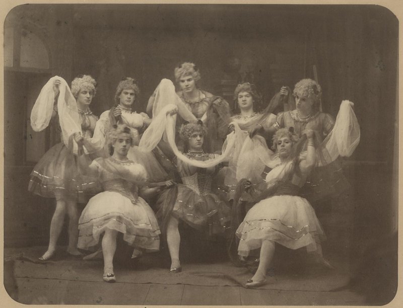 Эстонские студенты играют женские роли в театре, конец XIX века