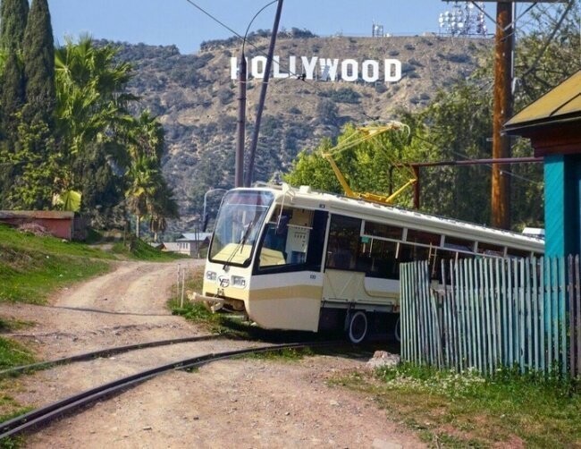 Молодой человек, какой тут трамвай от вокзала в Голливуд, не подскажете?