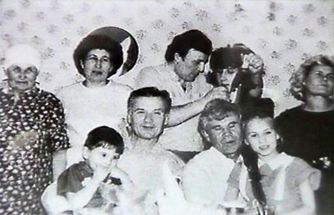 Чикатило в кругу семьи (слева внизу)