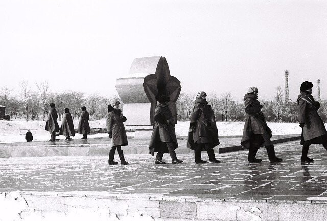 Памятник «Тыл - Фронту» в Магнитогорске 1984 год