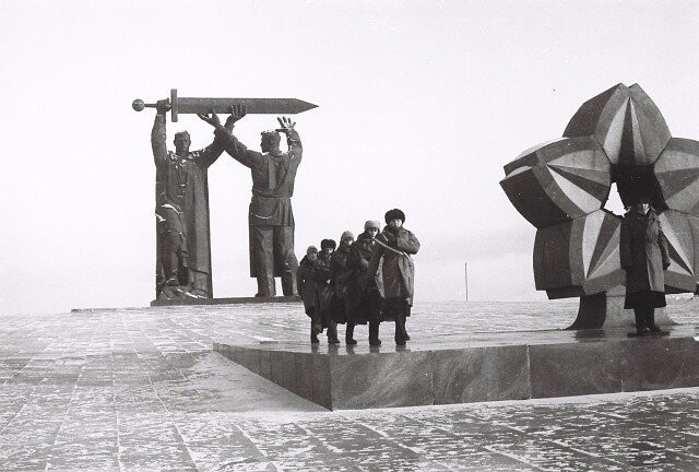 Памятник «Тыл - Фронту» в Магнитогорске 1984 год