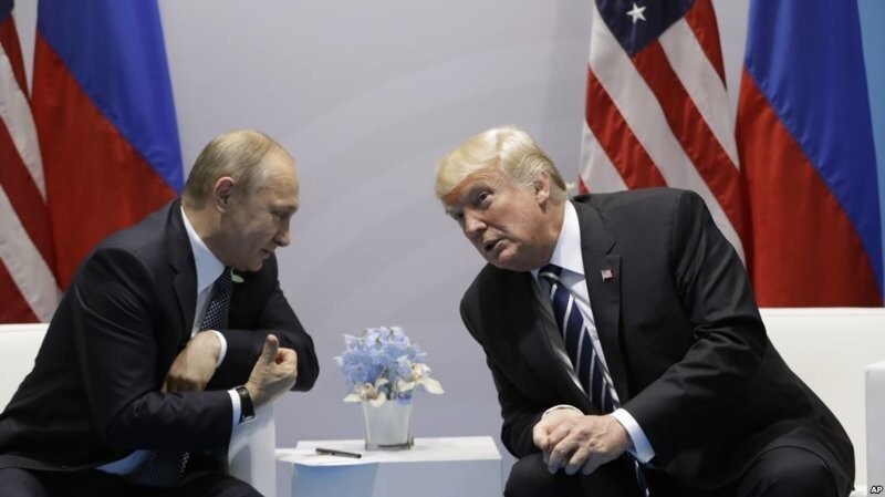 Трамп отказался подписывать санкции против России, надеясь наладить отношения с Путиным