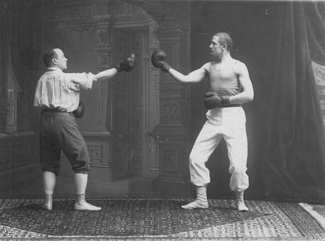 3) Официально, бокс стал спортом в 1900 году. До этого времени все считали, что бокс является слишком жестоким и травмоопасным. Именно в 20 веке этот вид спорта приобрел огромную популярность в кино.
