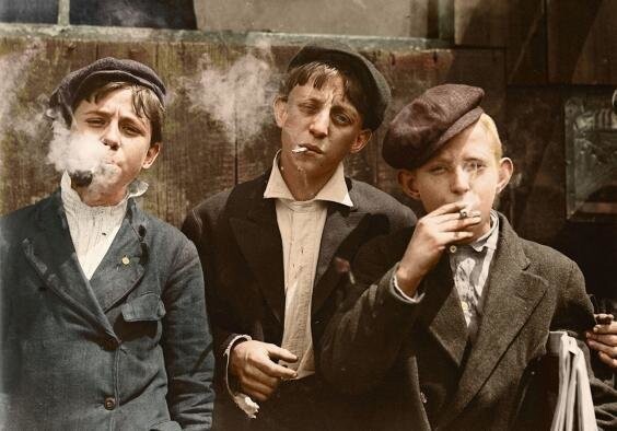 6. 13-летний продавец газет Рэймонд Клоуз (в центре) - Сент-Луис, Миссури, 1910 г.