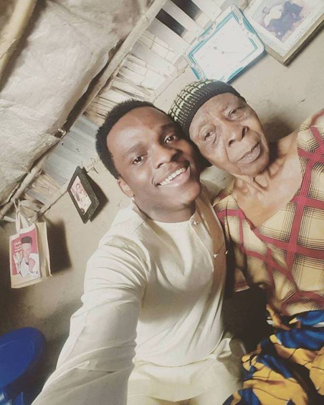 Нигериец хвастается в сети 145-летним дедом