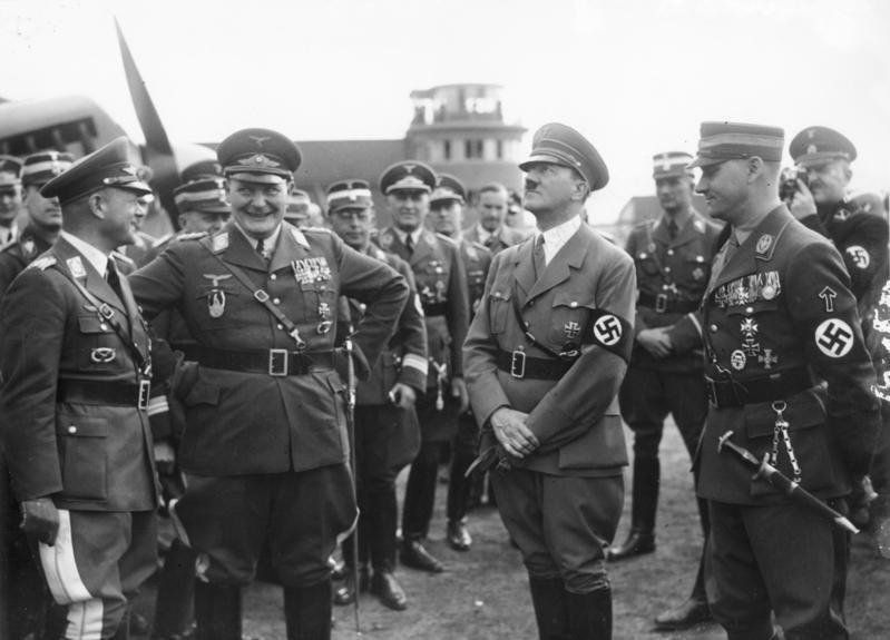 Адольф Гитлер с начальником штаба СА Виктором Лютце (справа), который с гордостью носил руну Тир на рукаве после окончания юнкерской школы СС
