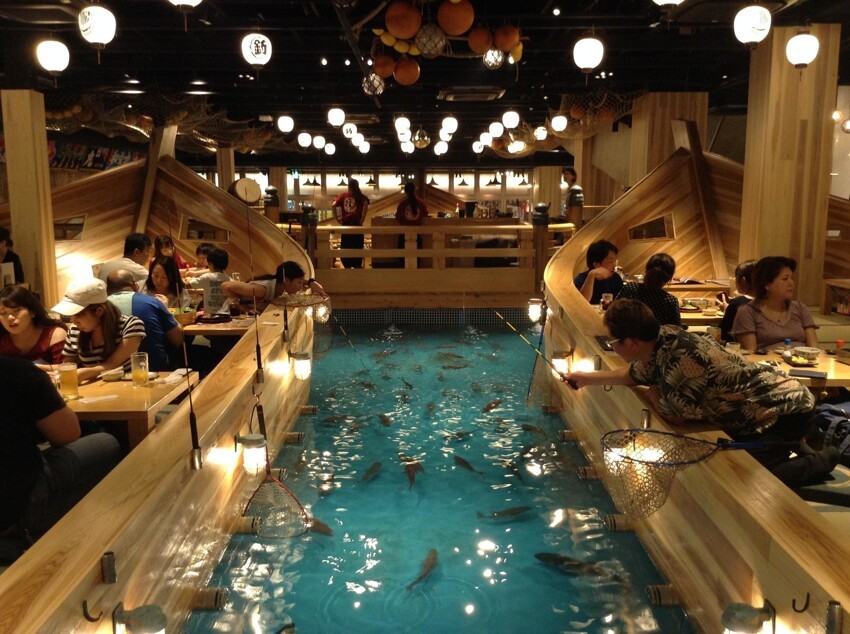 Японский ресторан, в котором гости сами ловят рыбу