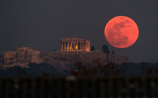 Кровавая суперлуна над древним Парфеноном в Афинах