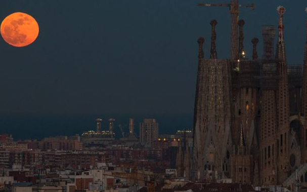Кровавая Луна над Барселоной