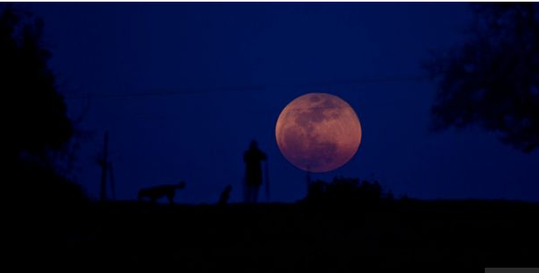 Луна над мошавом Михморет, Израиль