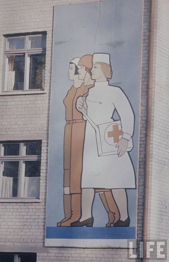  Медицинский персонал на 70% состоял из представительниц слабого пола, что часто изображалось на популярных в те времена плакатах.