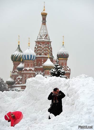 Москву засыпало снегом - а жызнь продолжается