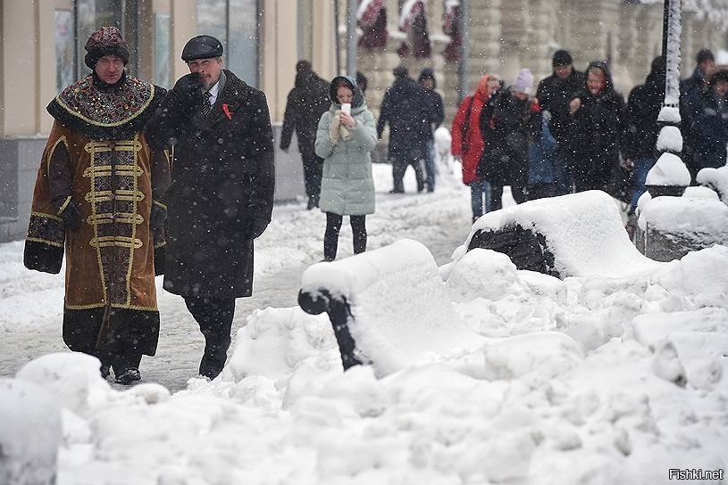 Москву засыпало снегом - а жызнь продолжается