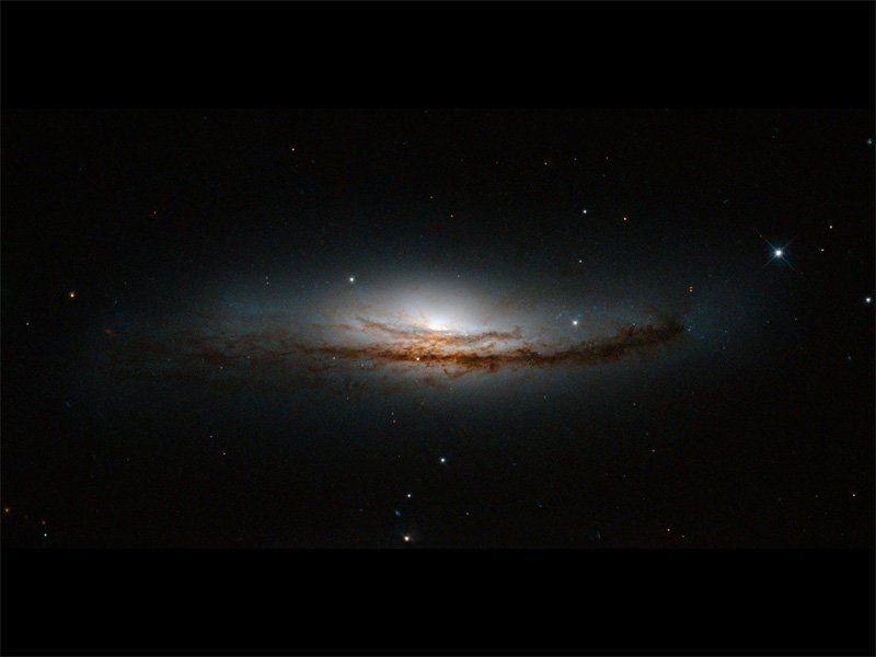Центр спиральной галактики NGC 5793, которая находится более 150 миллионов световых лет от Земли в созвездии Весов
