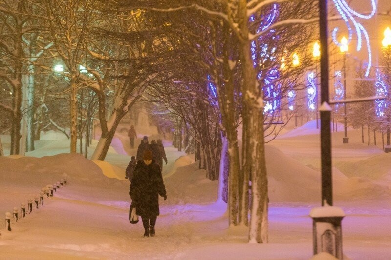 Где проходят зимние. Зимний Вечерний город Магадан. Природа города Магадан зима. Магадан зима люди. Как проходит зима.