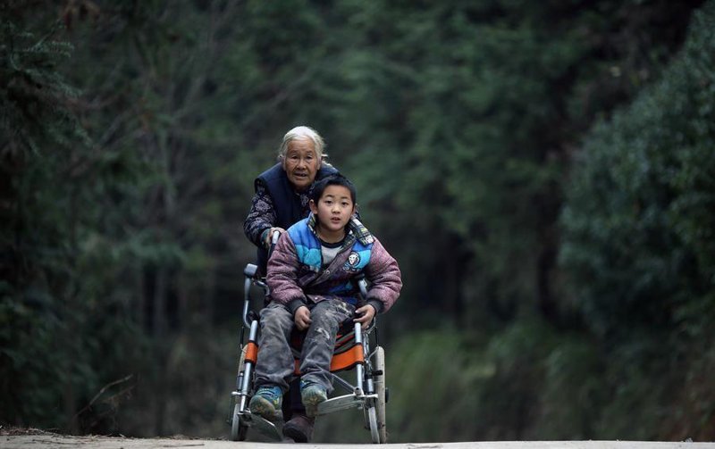 76-летняя бабушка ежедневно проходит 24 километра, чтобы отвезти внука-инвалида в школу