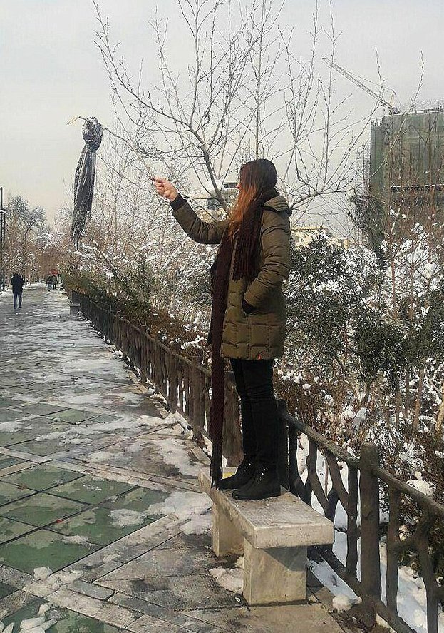 Иранки протестуют против хиджабов, не страшась ареста