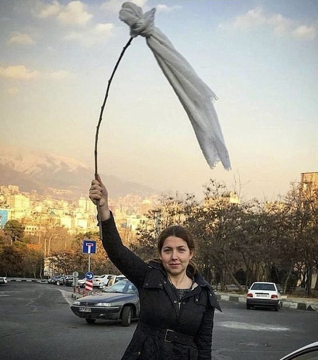Иранки протестуют против хиджабов, не страшась ареста