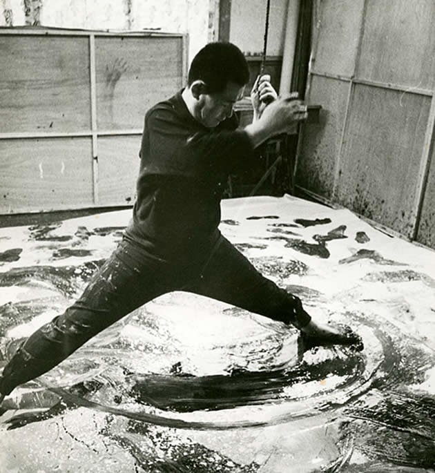 Качаясь на веревке, подвешенной на его студийной крыше, японский художник Кадзуо Ширага использовал свои ноги, чтобы сильно делать мазки масляной краской на холсте