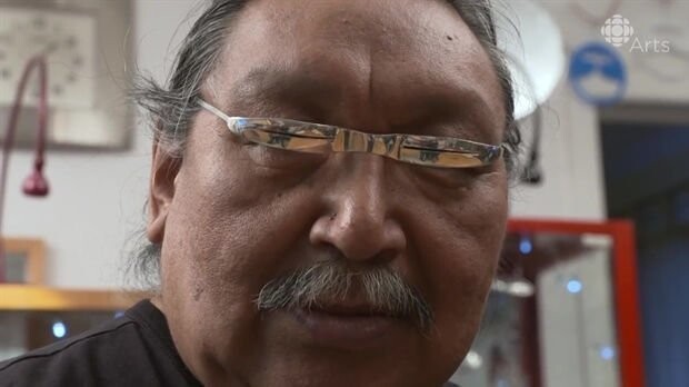 Еще один пожилой мужчина в демонстрирует боевые очки с дополненной реальностью, разработанные специально для стычек с квакиутлями