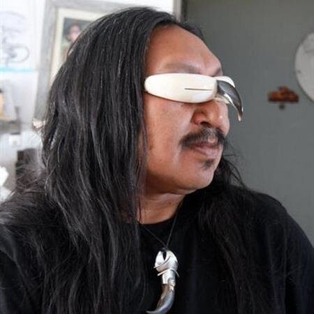 Инуитский инженер разрабатывает новый иглу в очках дополненной реальности