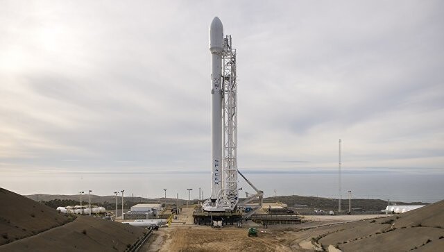 Два боковых ускорителя Falcon Heavy успешно совершили вертикальную посадку