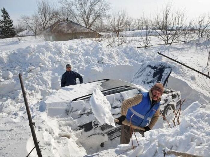 А снег идёт, а снег идёт