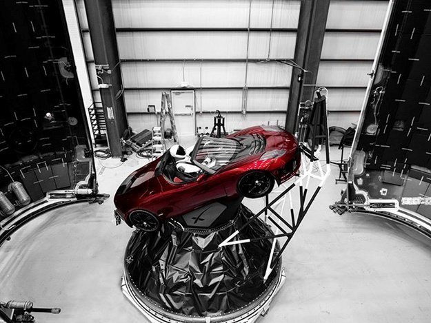 Tesla перед выходом в открытый космос