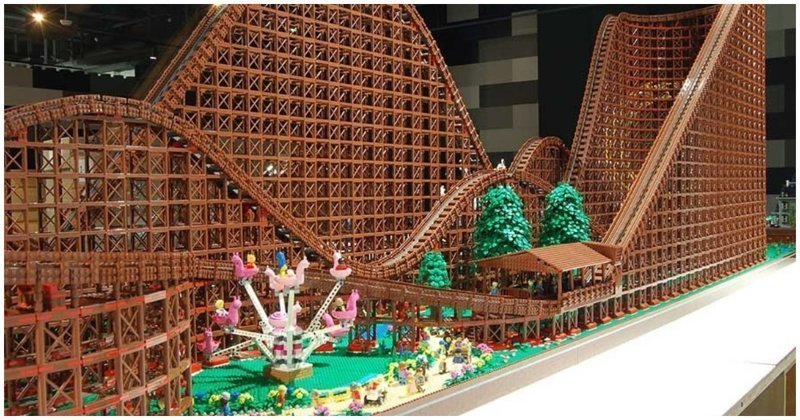 Фанат Lego построил из любимого конструктора копию американских горок, состоящую из 90000 деталей