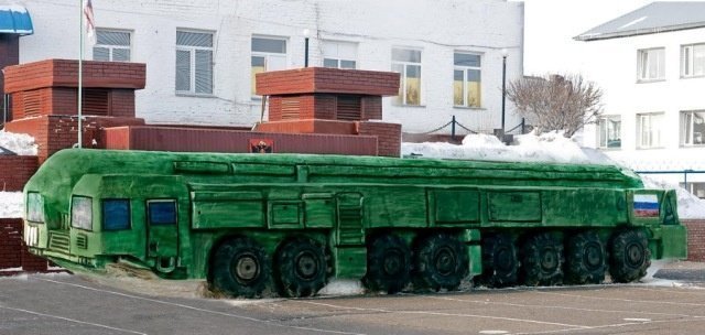 В Омске заключённые вылепили из снега "Тополь-М" в натуральную величину