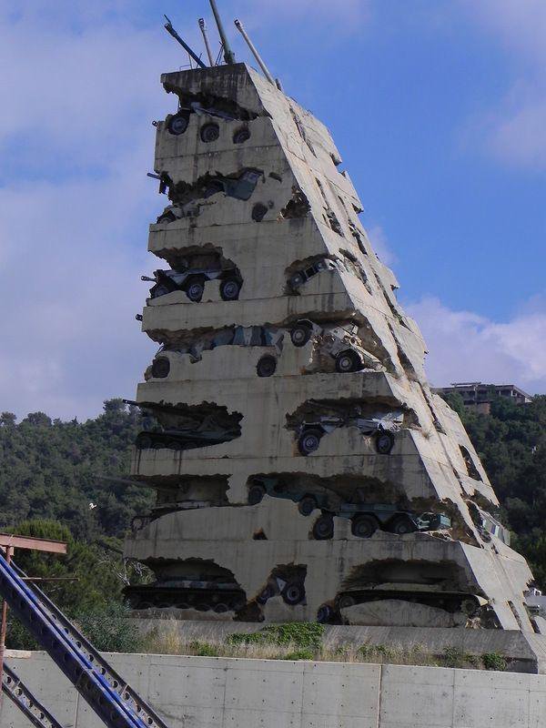 1. Памятник с техникой, участвовавшей в гражданской войне в Ливане