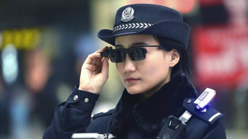 Китайских полицейских вооружили смарт-очками, распознающими преступников