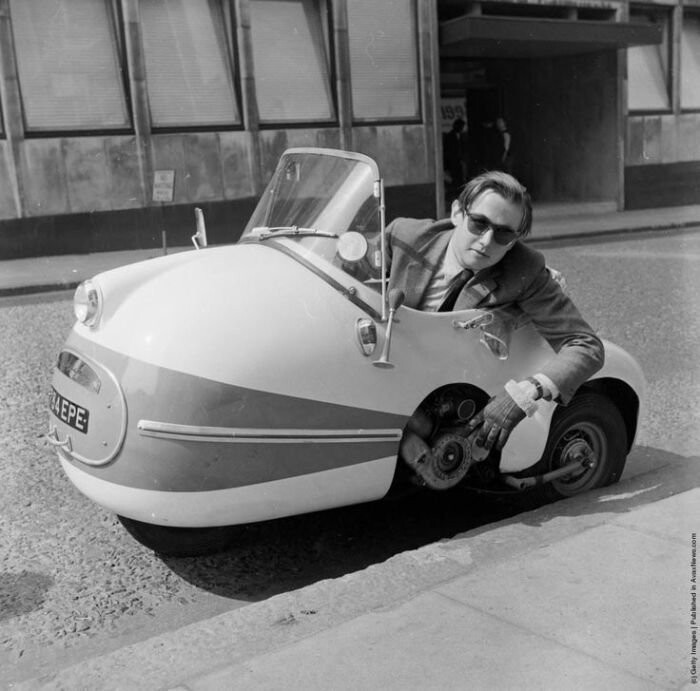 Начнем с малюток. Малолитражка 50cc Mopetta впервые появилась в Штутгарте. Машина была создана в 1958 году и стала одним из первых «тривиллеров». Скорость этого монстра минимализма составляла всего 33 км\ч