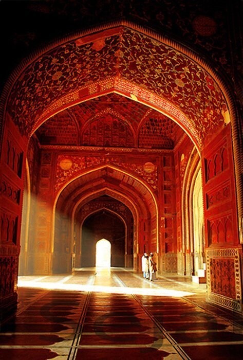 3. «Тени и солнце внутри мечети»