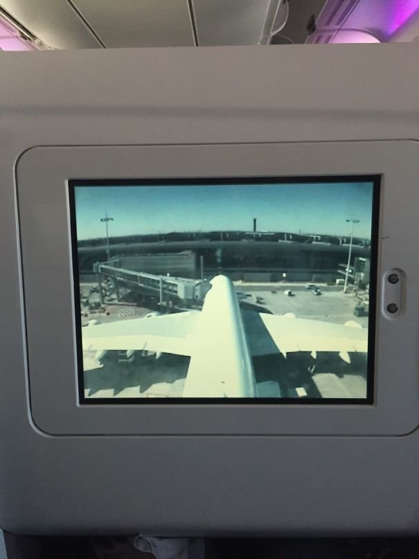 "У нашего самолета есть камера на хвостовой части. Можно наблюдать так за всем полетом"