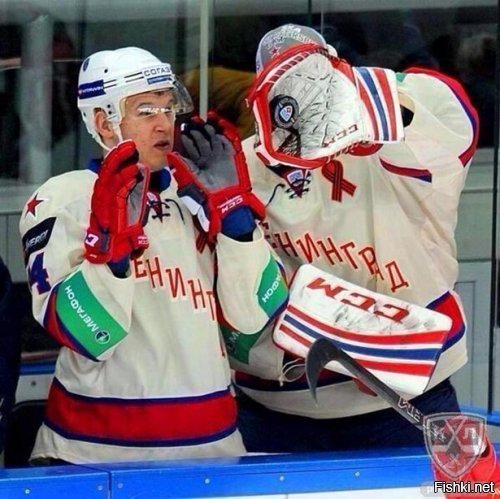Хорошо, когда на матче по хоккею твой сосед - вратарь )))