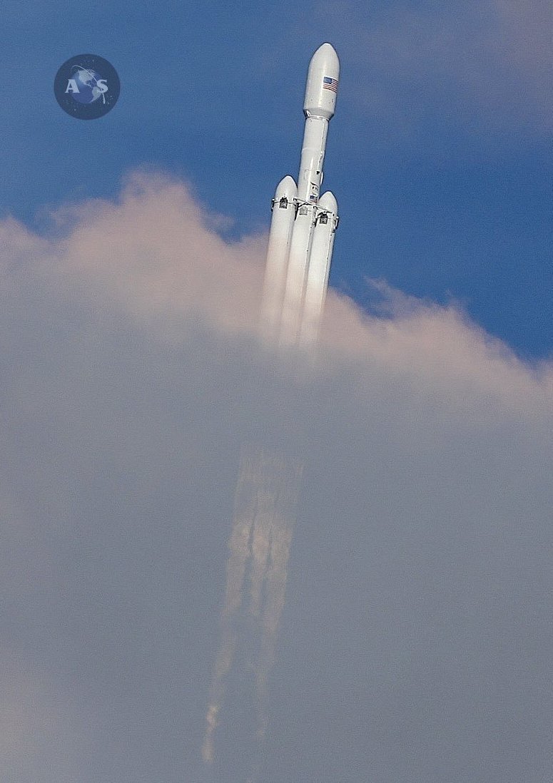 Лучшие фотографии и видеоролики запуска сверхтяжелой ракеты Falcon Heavy